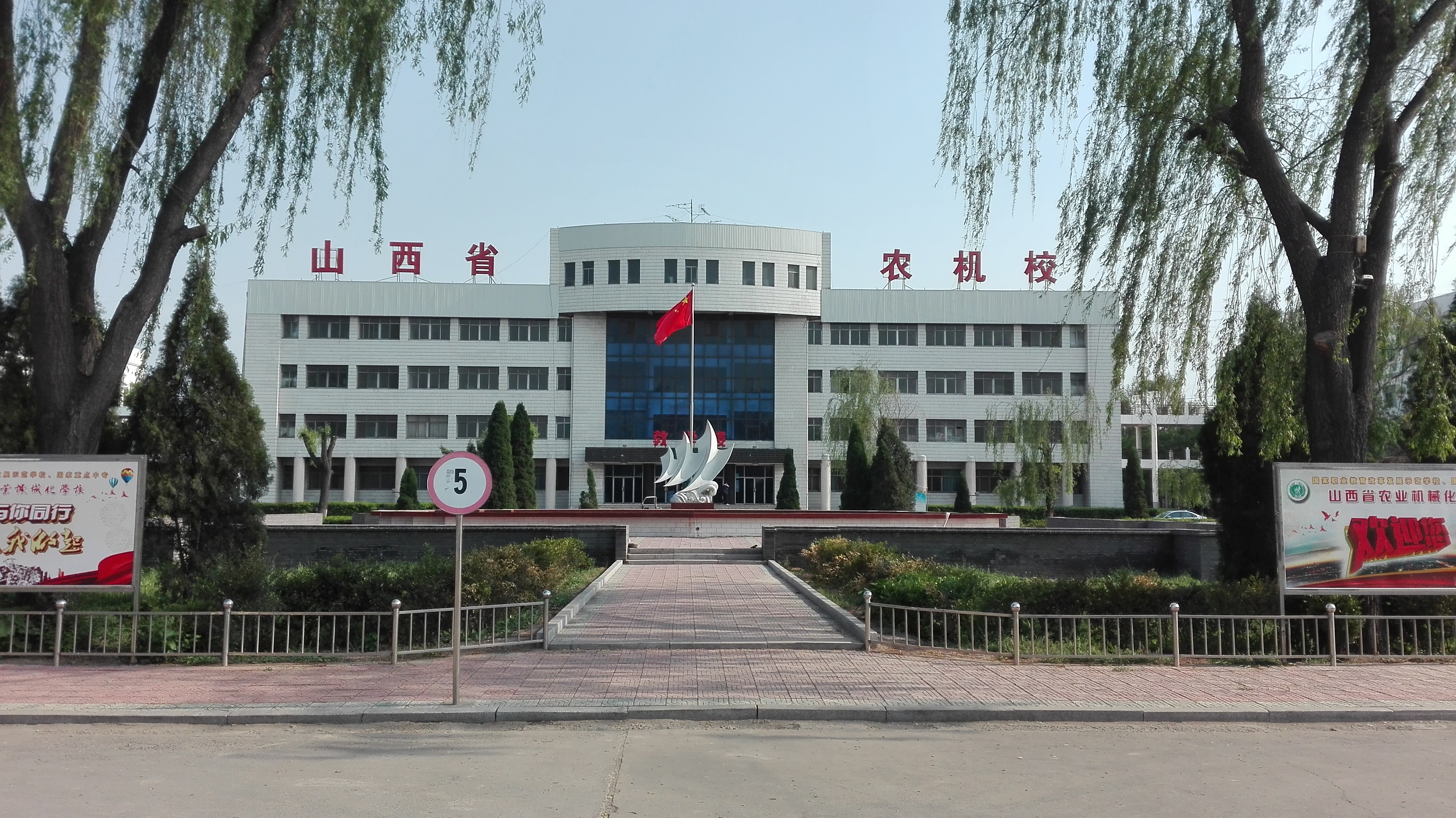 7.她就在那里，已歷春秋一甲子.jpg