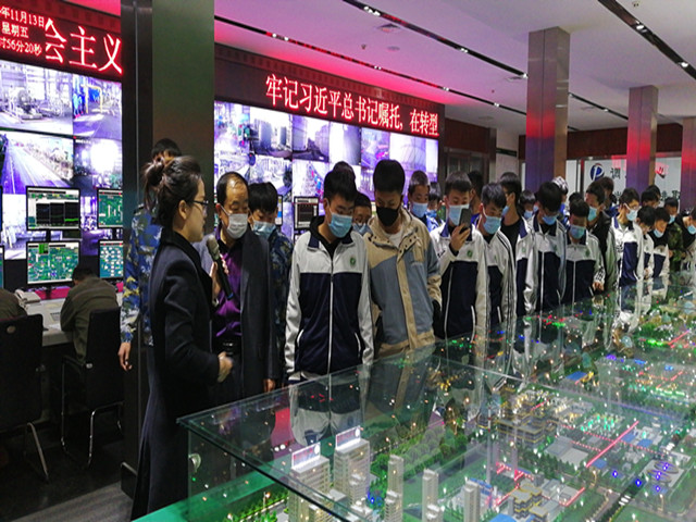 走進(jìn)鵬飛學(xué)生企認(rèn)知實踐3_副本.jpg