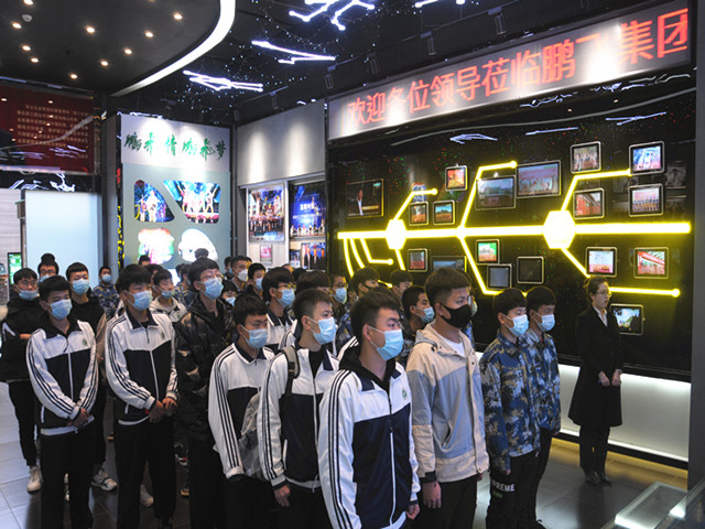 走進(jìn)鵬飛學(xué)生企認(rèn)知實踐5_副本.jpg