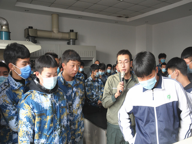 走進(jìn)鵬飛學(xué)生企認(rèn)知實踐8_副本.jpg