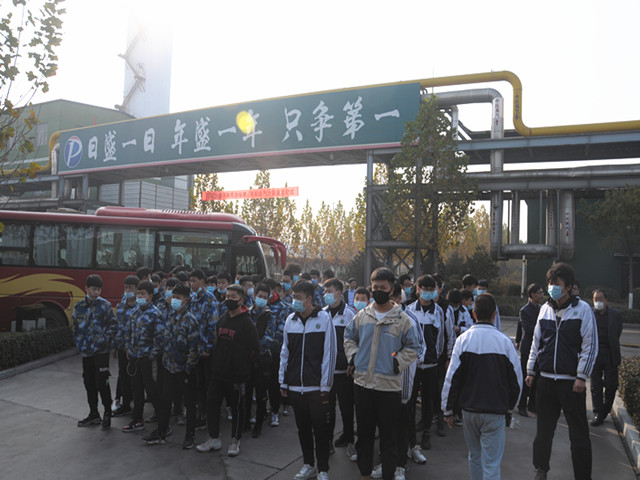 走進(jìn)鵬飛學(xué)生企認(rèn)知實踐10_副本.jpg