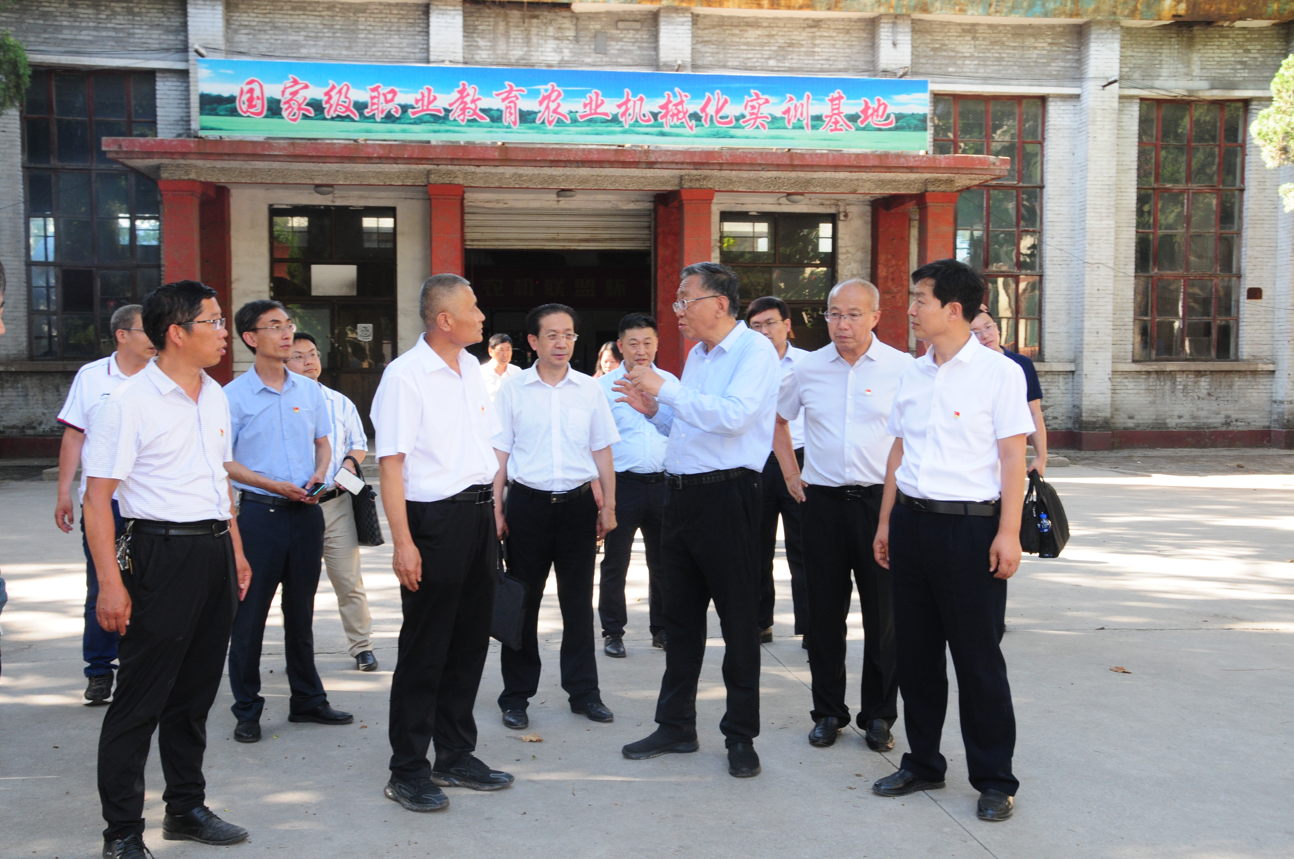 劉廳長參觀學校農機實訓基地1.JPG